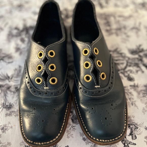 Source Unknown Shoes - Classic Women's Black Leather Wingtip Shoes with Gold Eyelets